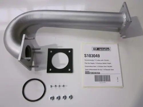 Remeha Gasanschlussstück in gebogener Form, mit Dichtungen, Schrauben und Unterlegscheiben, für die Montage in einem Heizsystem.